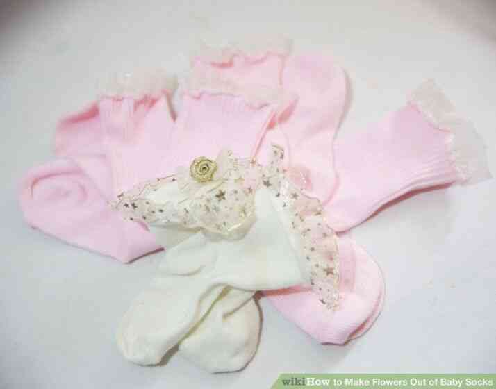 Image intitulée Faire des Fleurs de Chaussettes de Bébé Étape 1